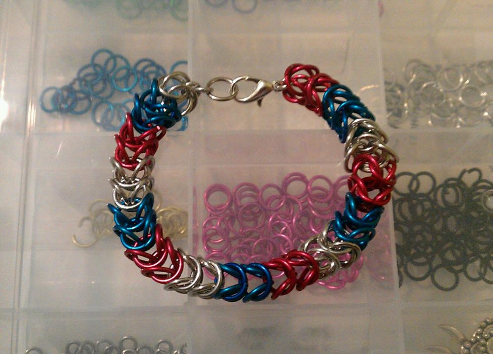 Patriotic Chanmaille Bracelet made in a box pattern